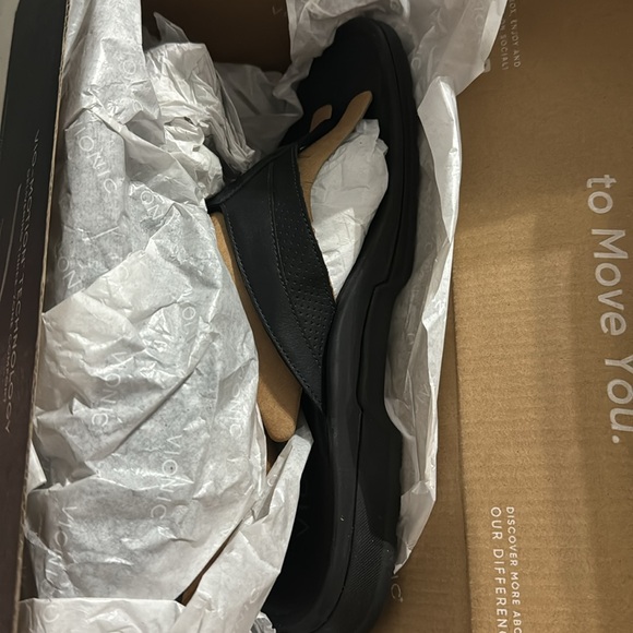 Brand new Vionic, men’s leather flip flops. never worn. New in box. Size 7M - Picture 3 of 4